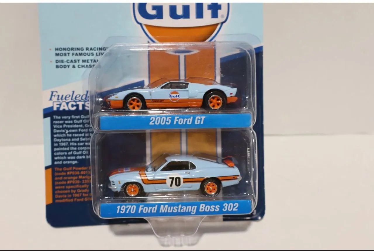 Johnny Lightning Gulf Oil 2 Pack 2018 Release 2005 Ford GT & 1970 Ford Mustang - Foto 2