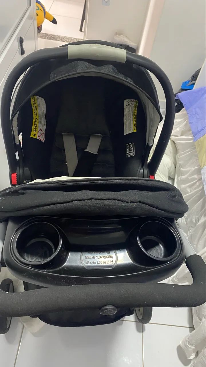 Carrinho de bebê e bebê conforto 
