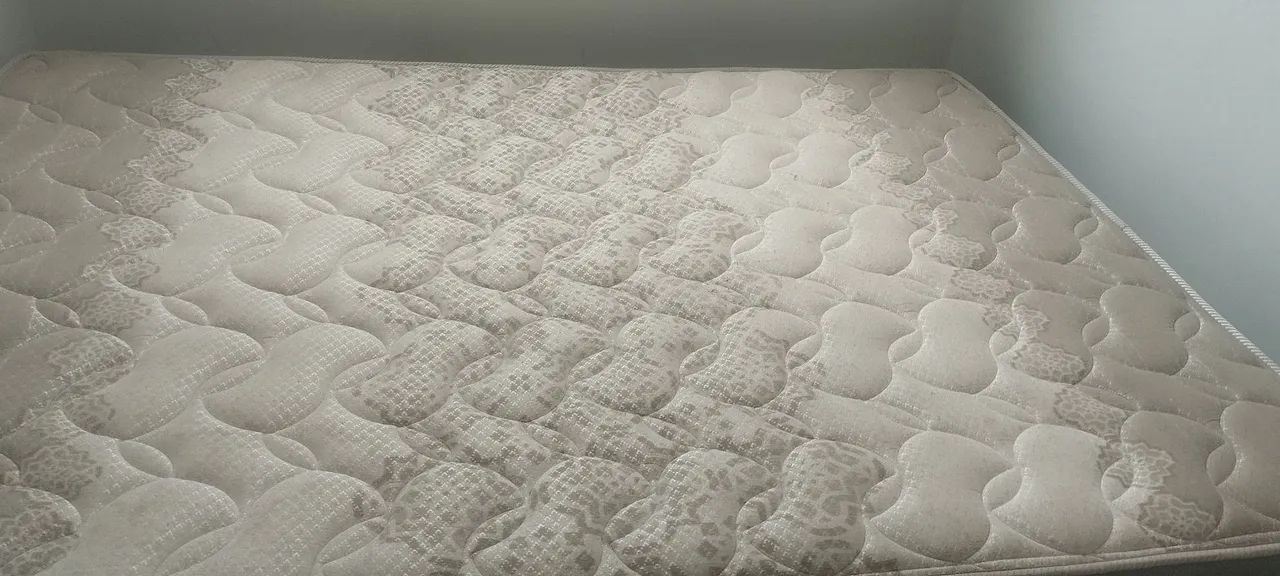Cama casal com base em baú 