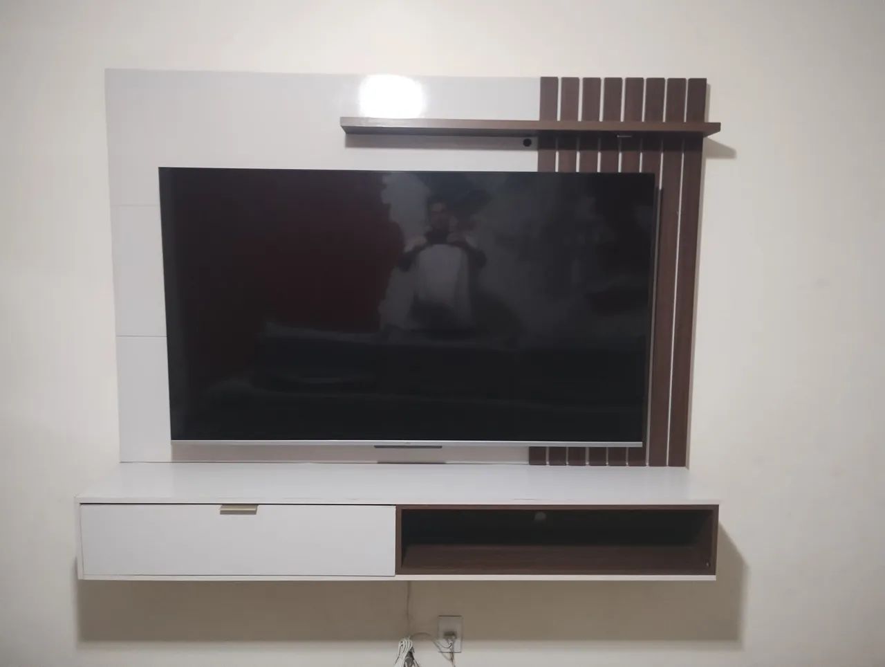 Painel suspenso pra tv até 65 polegadas 