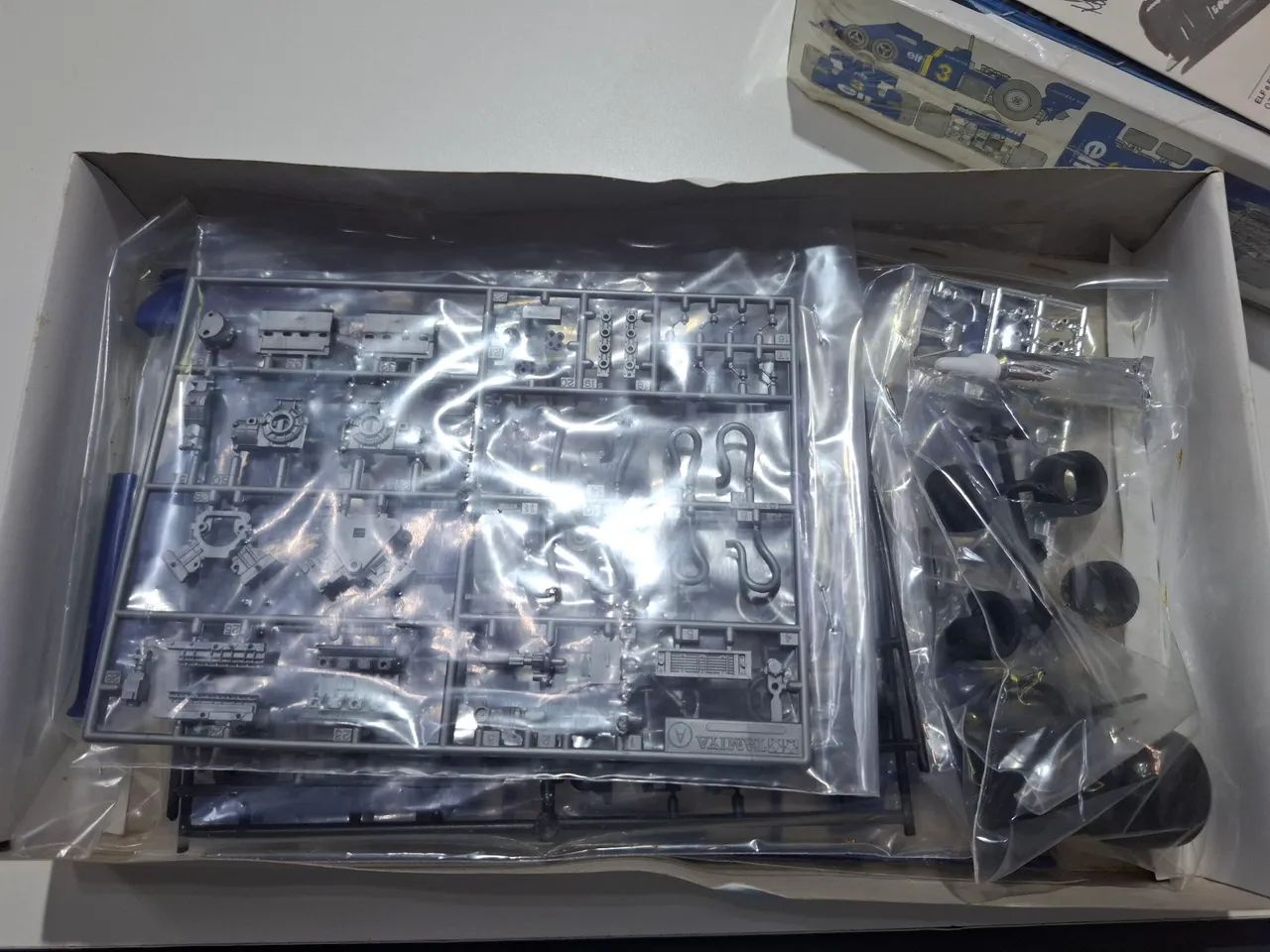 Kit de Montar Tamiya Tyrrell 34 Six Wheeler Sem Montar Completo - Foto 4