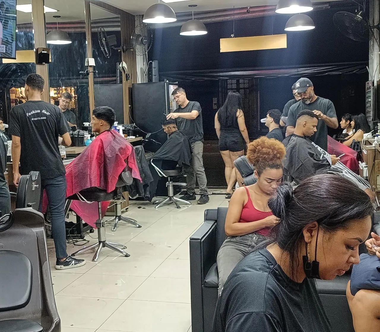 Precisa-se  de barbeiro com experiência
