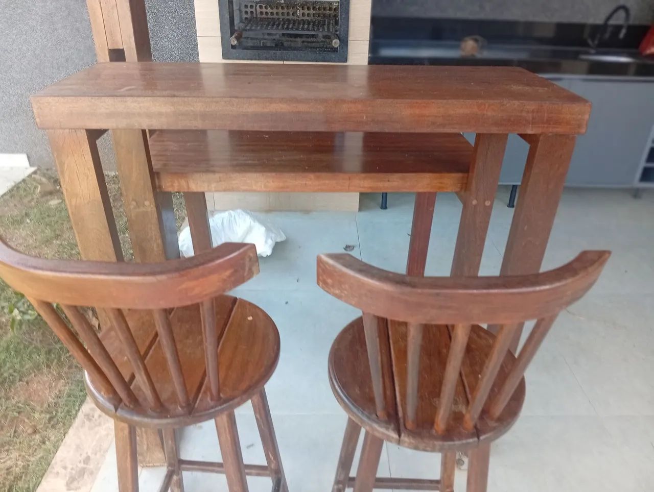 Mesa de ipê com duas cadeiras excelente 