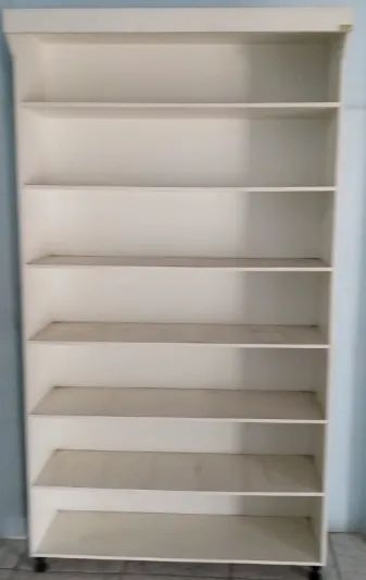 Estante com prateleira 