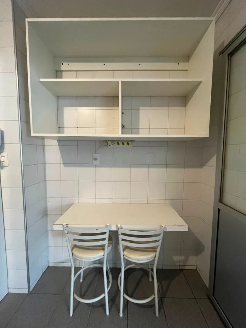 Conjunto/kit Cozinha com Armário, Mesa Bancada e 2 Banquetas