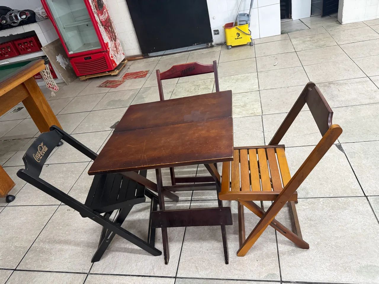 Mesa de madeira com três cadeiras. - Foto 2