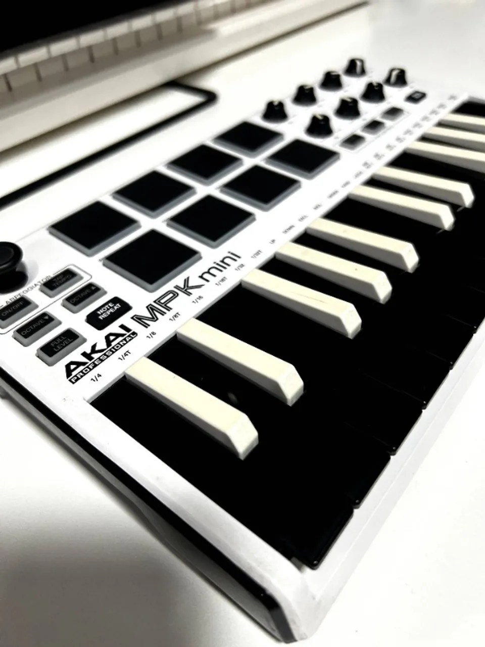 Teclado Controlador akai MiniPlay - sons embutidos e altofalante