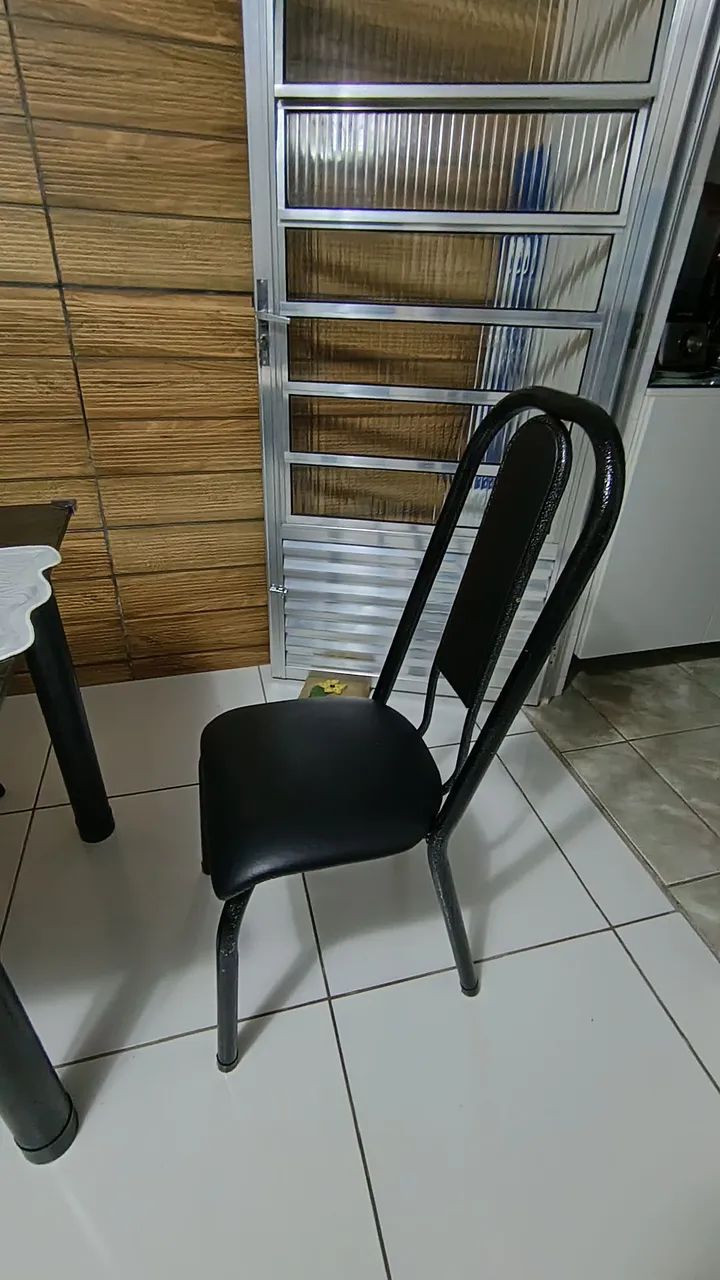 Vendo mesa sala com 6 cadeiras. - Foto 2