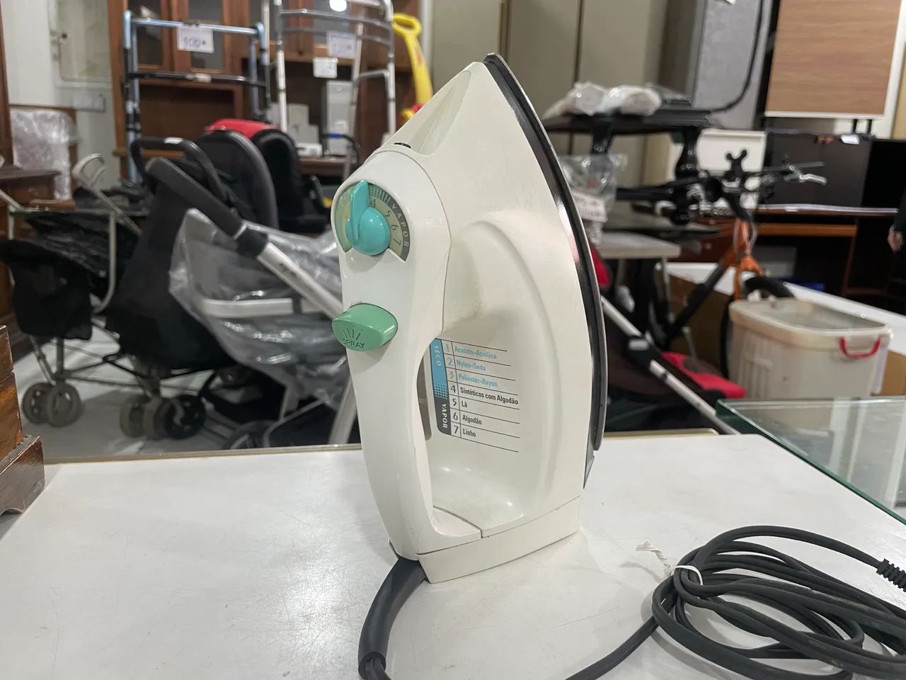Ferro de Passar a Seco e Vapor Black e Decker 305 - Foto 4