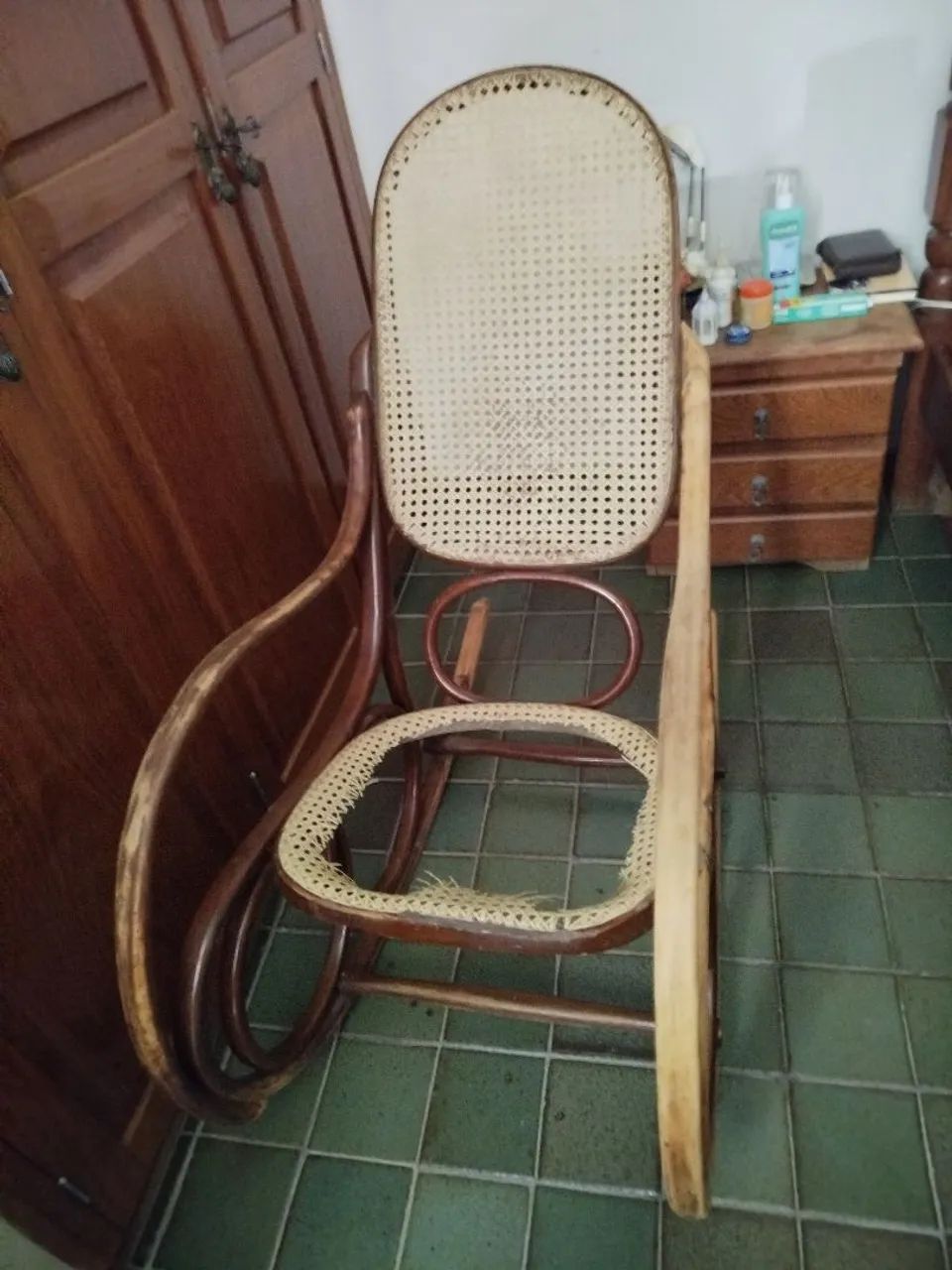 Cadeira de balanço estilo antigo 