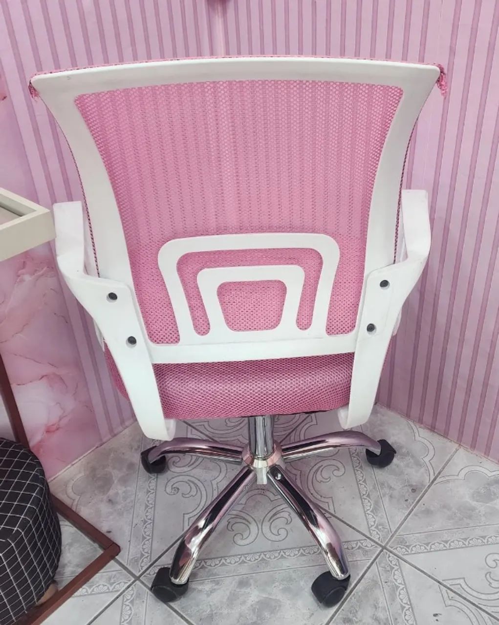 Vendo cadeira giratória rosa 