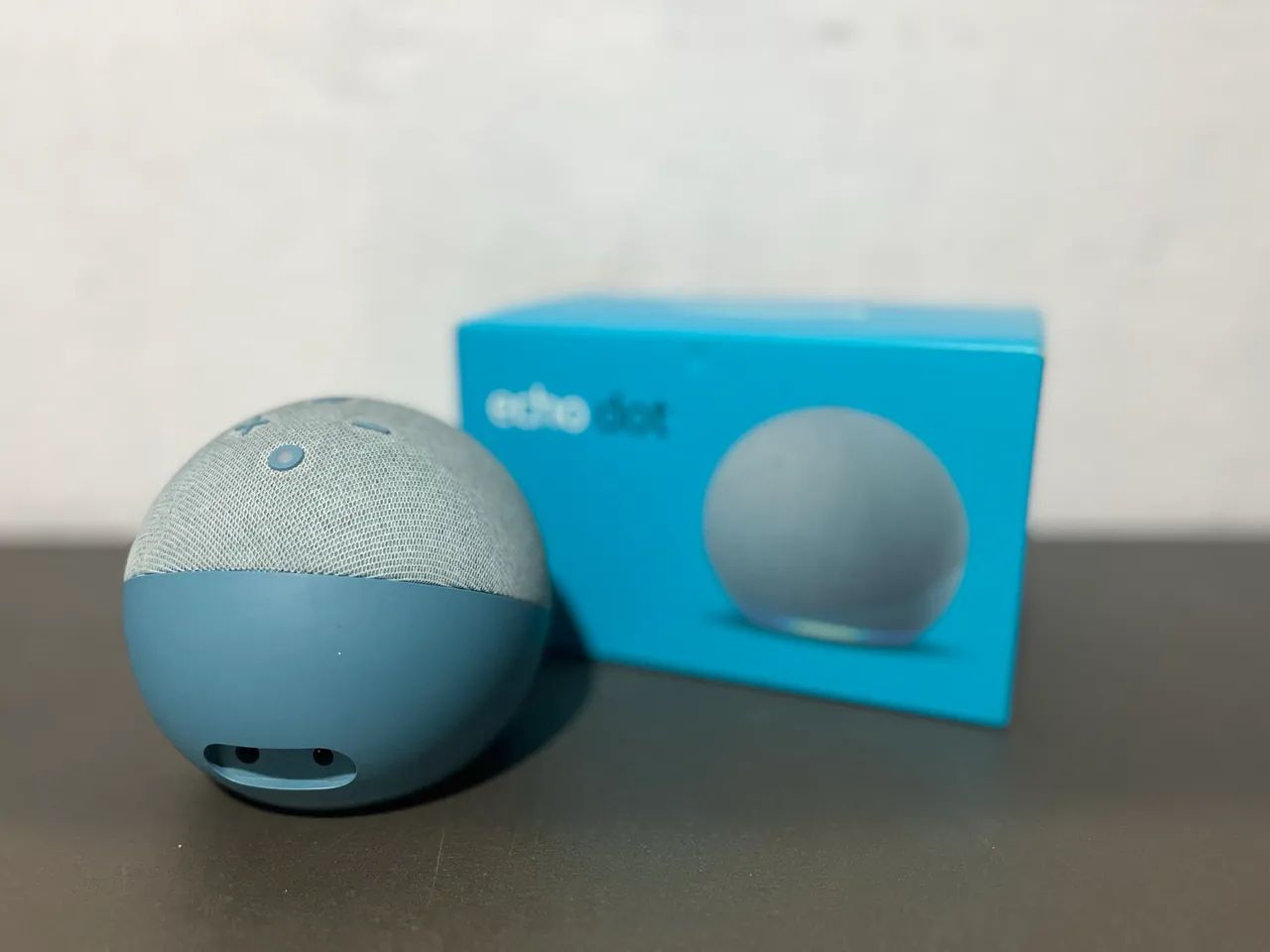 Amazon Echo Dot de 4.ª Geração (na cor azul/cinzento-azulado).