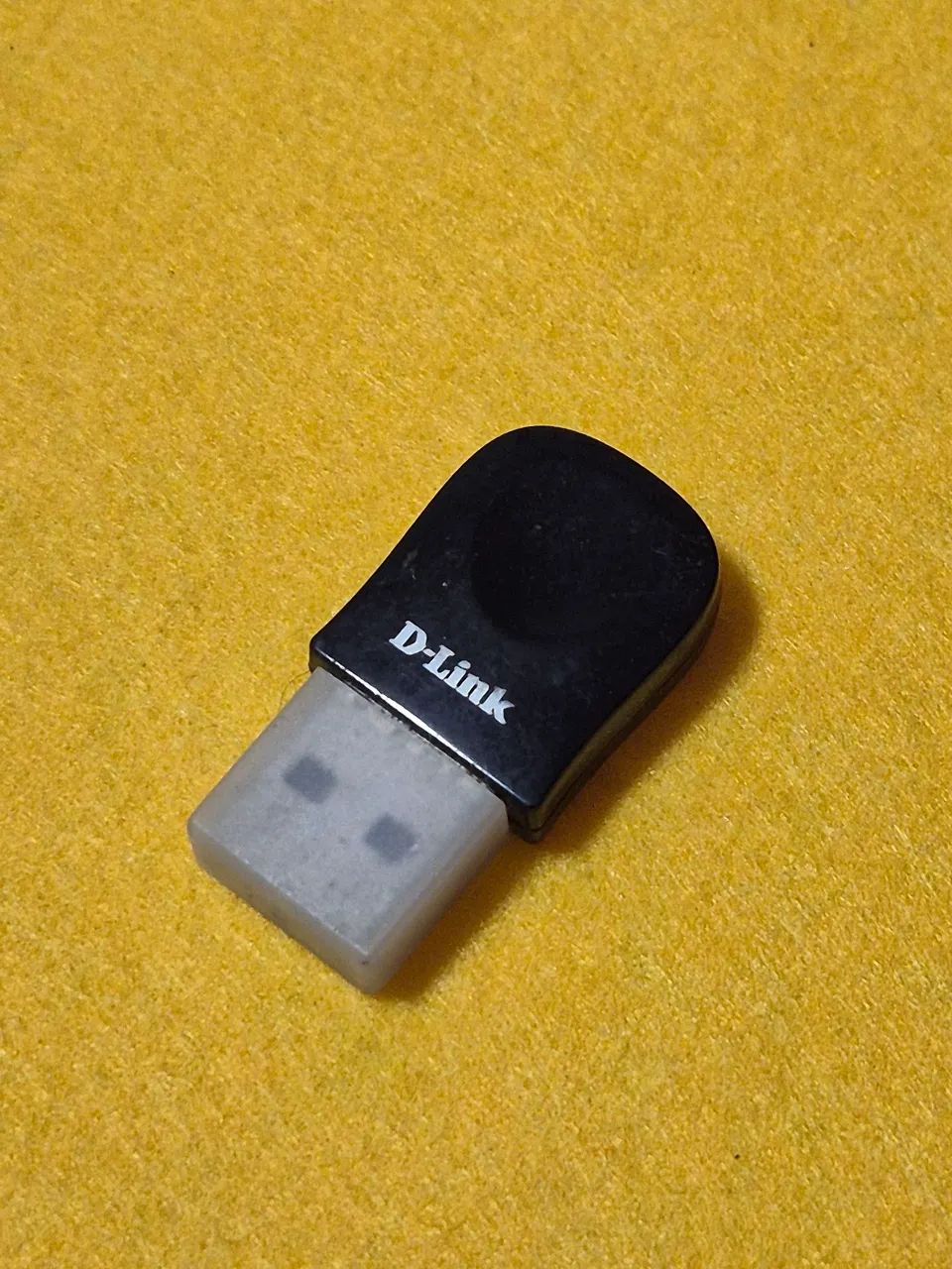 Adaptador de rede Wi-Fi USB da marca D-Link