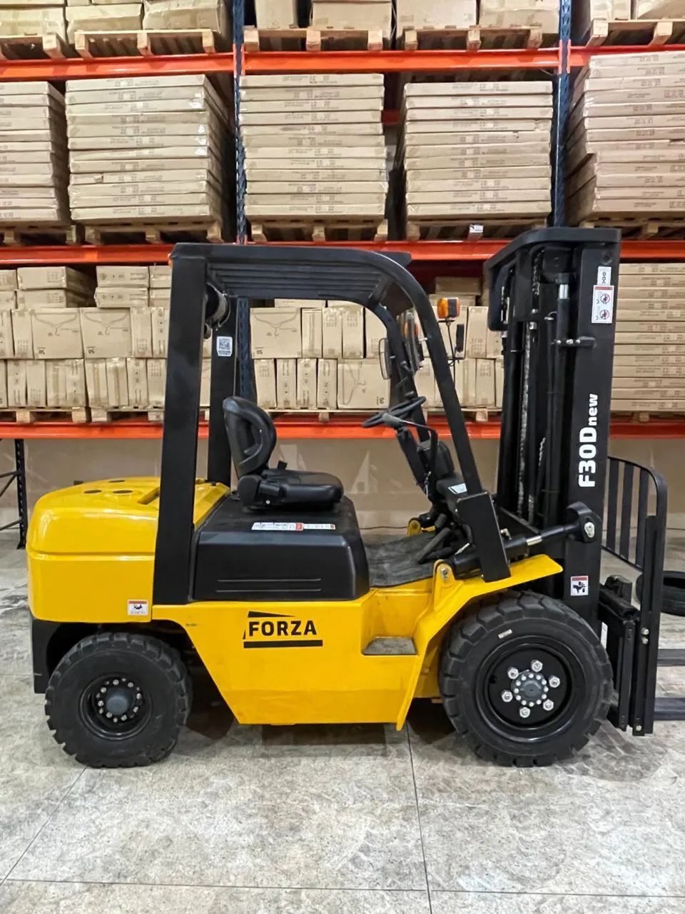 Empilhadeira Disel 2.5 Toneladas 3 Níveis Apenas 78 Horas