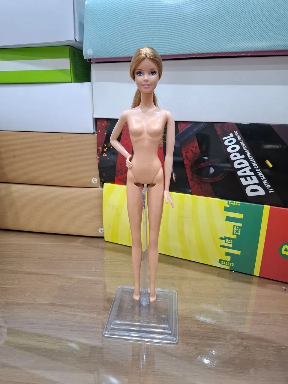 Boneca barbie collector basics