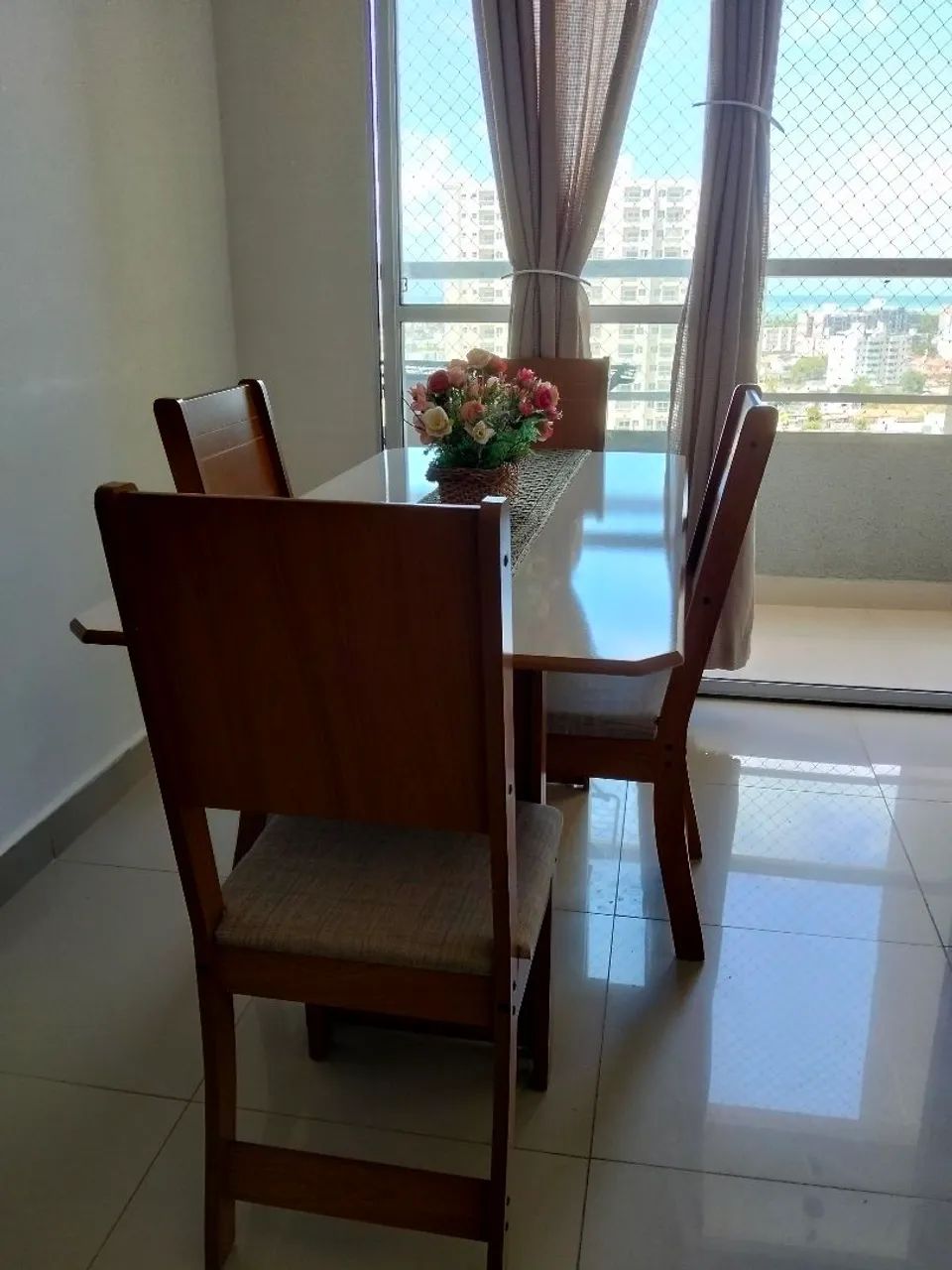 Mesa com 6 cadeiras