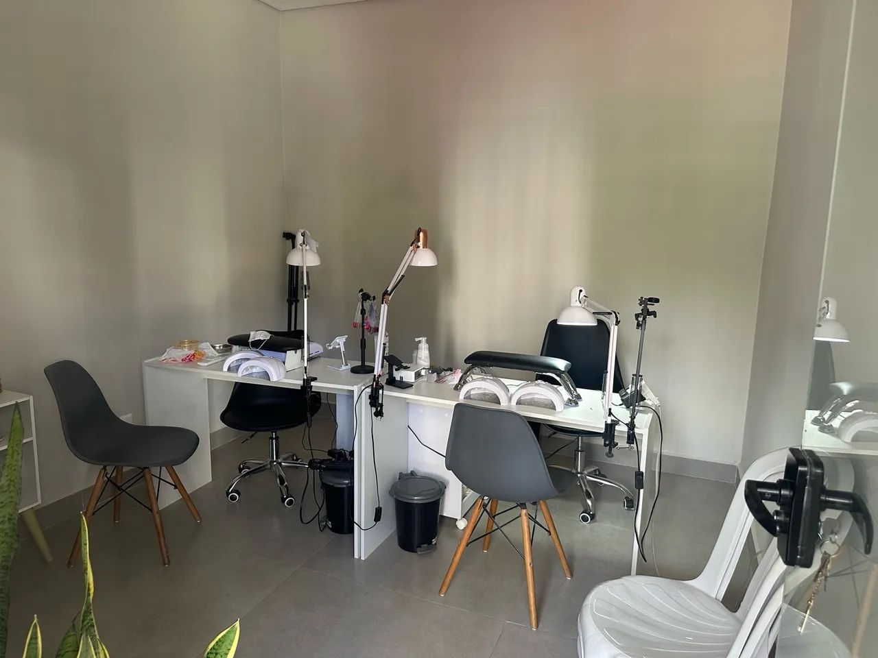 Mesa manicure e cadeira 