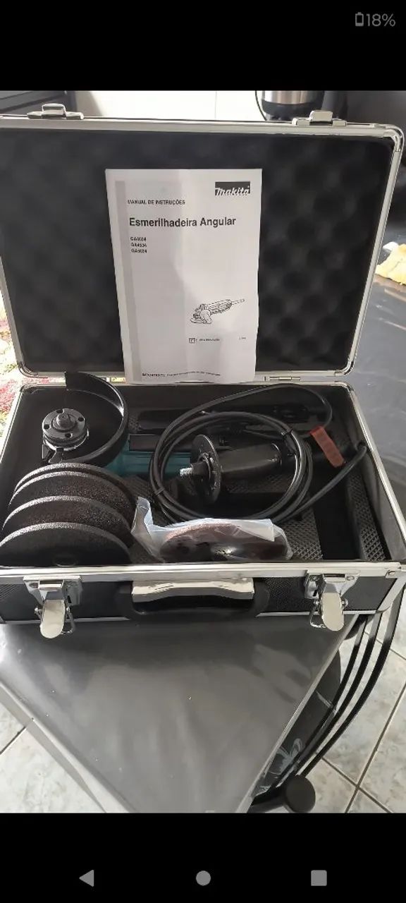 Esmiralhadeira Makita Profissional 220 v e 720 wats de potência 