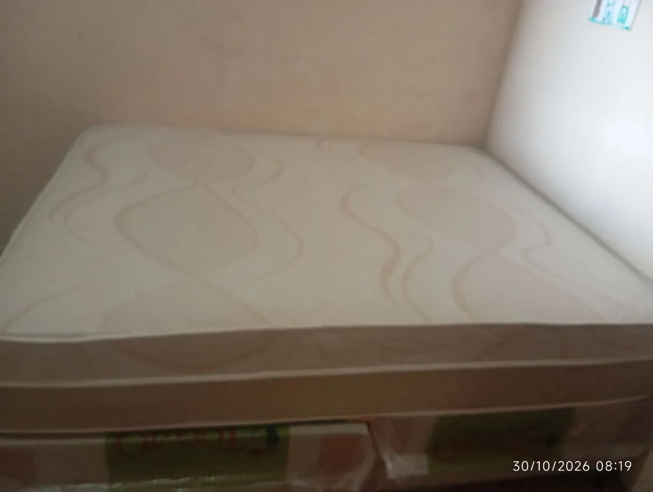Cama Queen semi nova