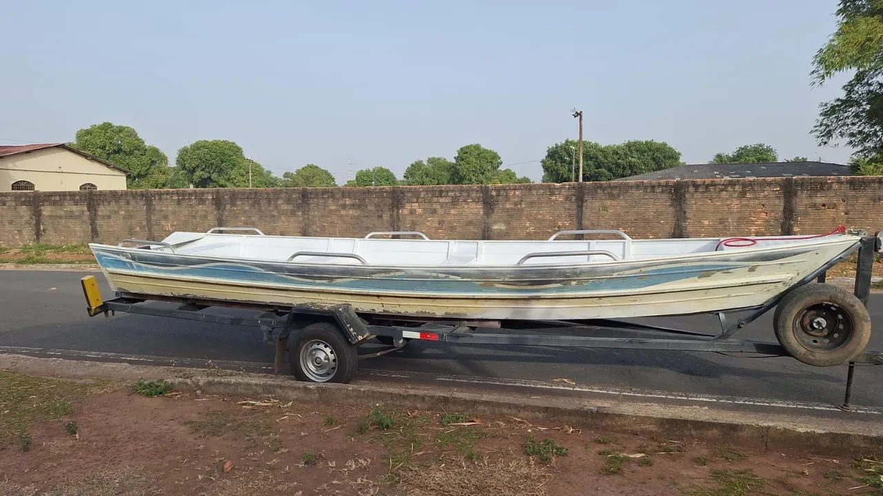 Vende-se canoa de alumínio 6.50m + Motor 15 + Carretinha de transporte - Foto 2