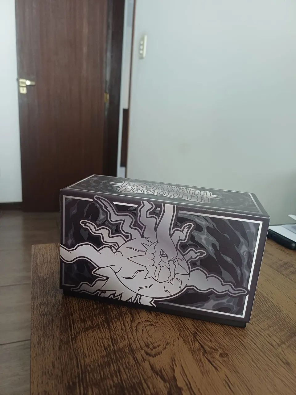 ETB de escuridão absoluta com 600 cartas 