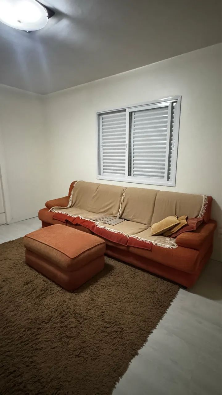 Sofá + puf + tapete