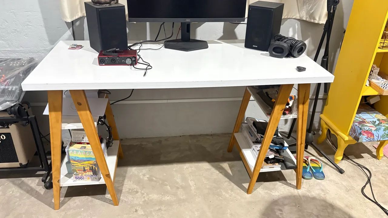 Mesa de Escritório/Home Office com Cavaletes e Prateleiras - Excelente Estado - Foto 2