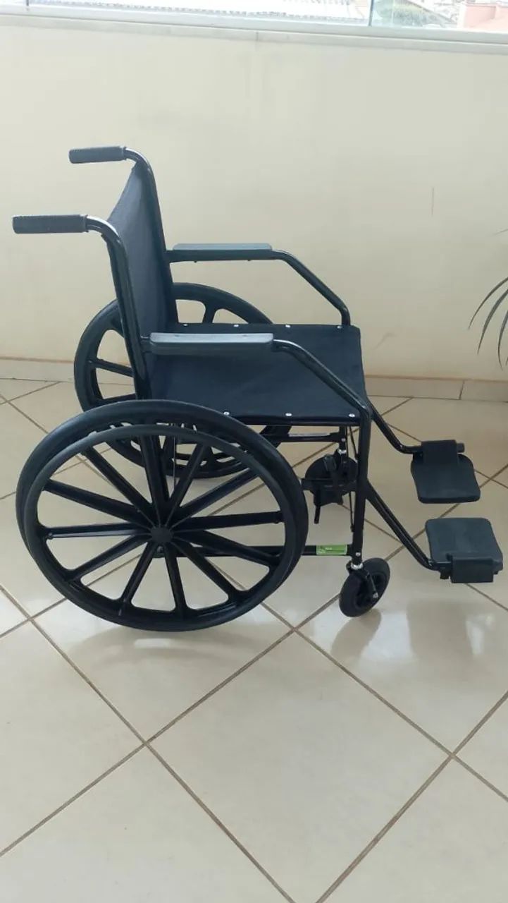 Cadeira De Rodas Dobrável Preto (muito nova, único dono) - Foto 6