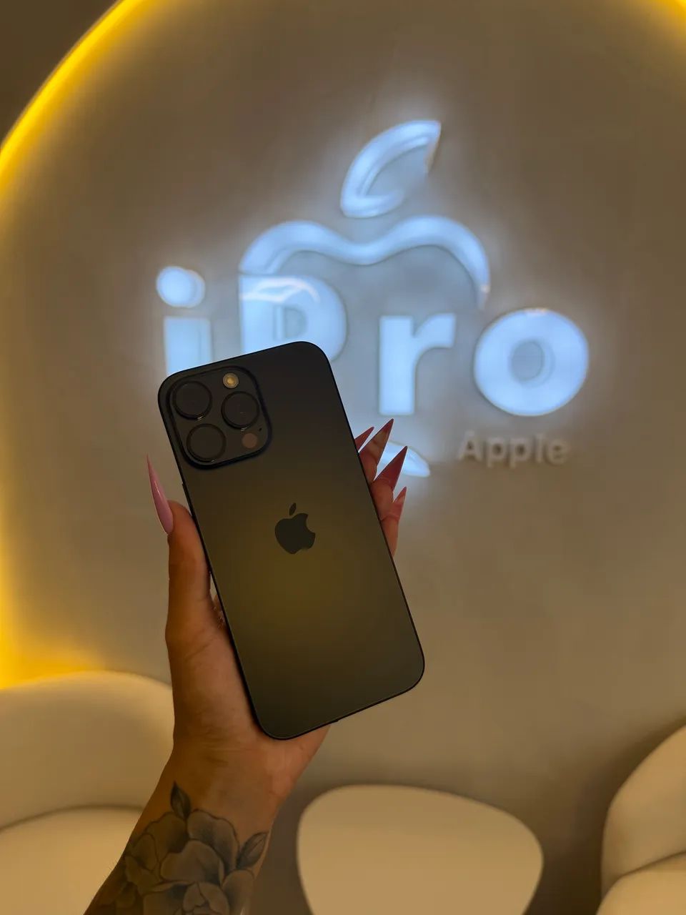 iPhone 16 Pro Max Titânio Preto  - Foto 2