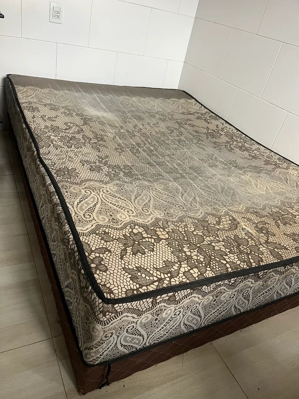Vendo baratinho  cama box usada ortopédica 