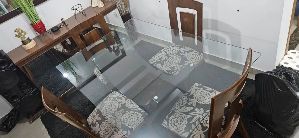 Conjunto mesa de jantar retangular acompanhada por 4 cadeiras estofadas
