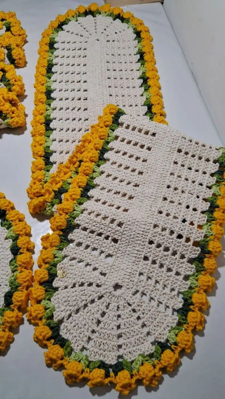 Trilho de mesa em crochê Tulipas  - Foto 4