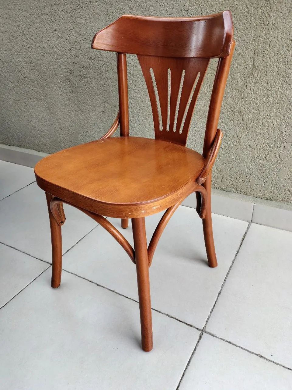 Vendo cadeiras de madeira maciça  - Foto 4