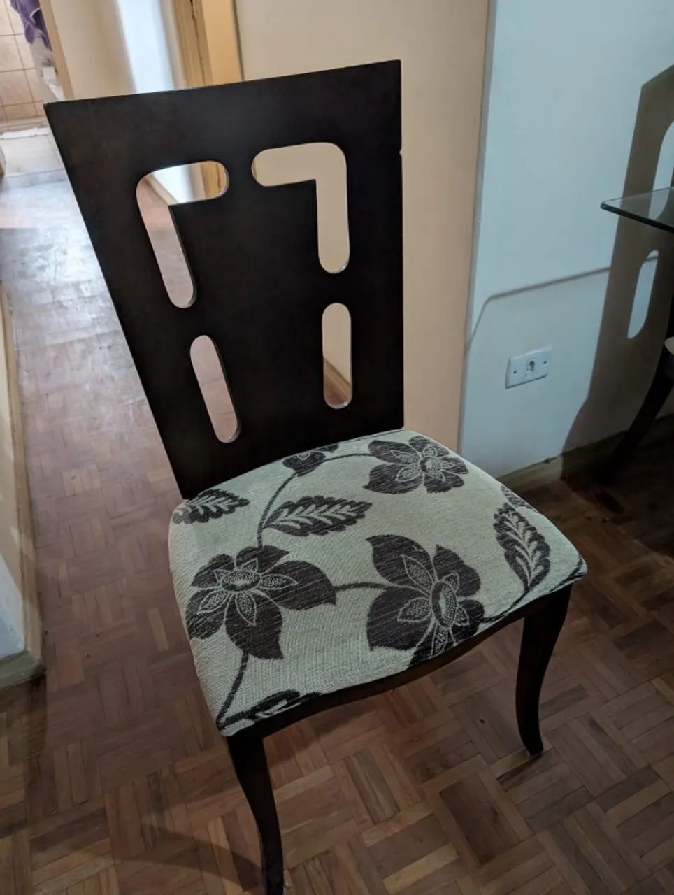 Mesa de jantar de madeira e vidro com 6 cadeiras - Foto 2