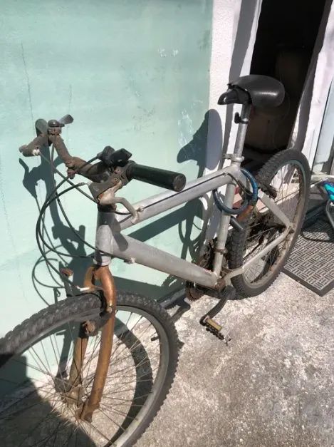 bicicleta usada quadro aluminio andando