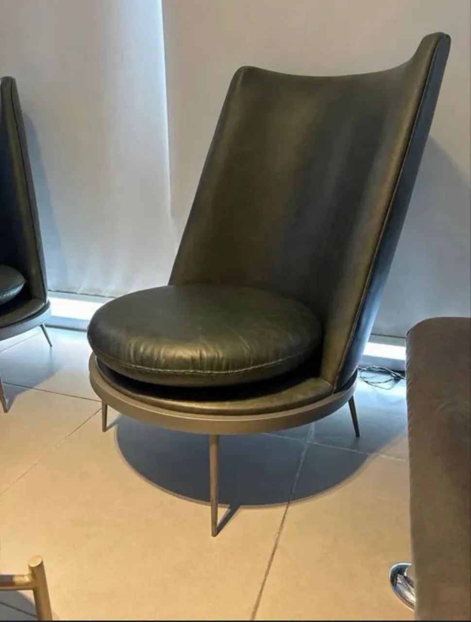 POLTRONAS DE COURO CONCEITUAL VERDE MILITAR - Foto 2
