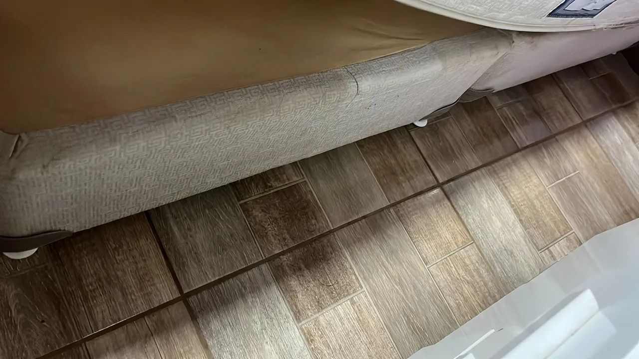 Vende-se cama box king com colchão  - Foto 2