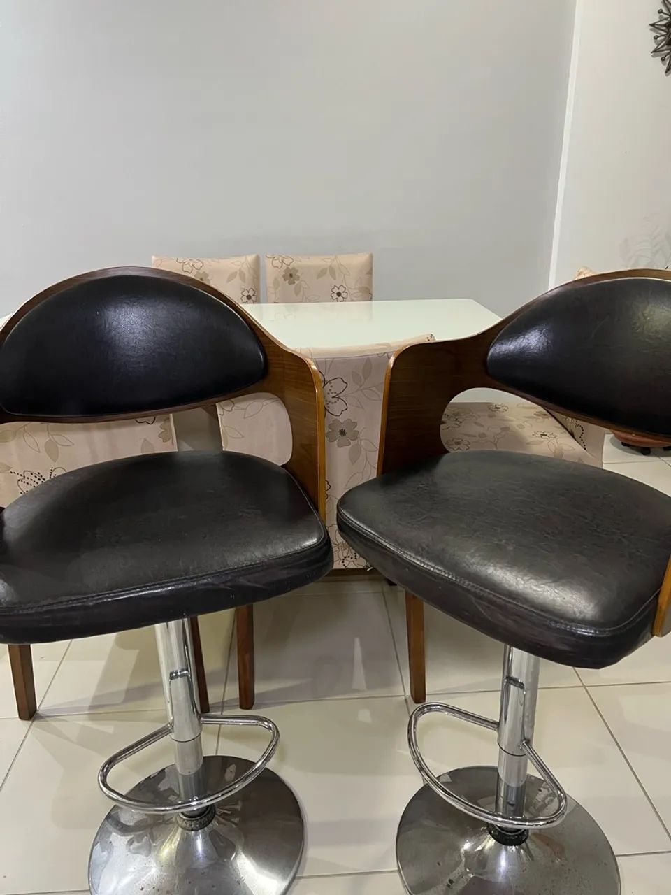 2 banquetas giratórias 