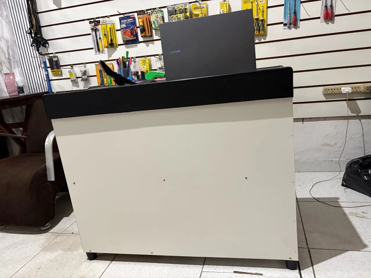 Balcão de caixa com gaveta em L 