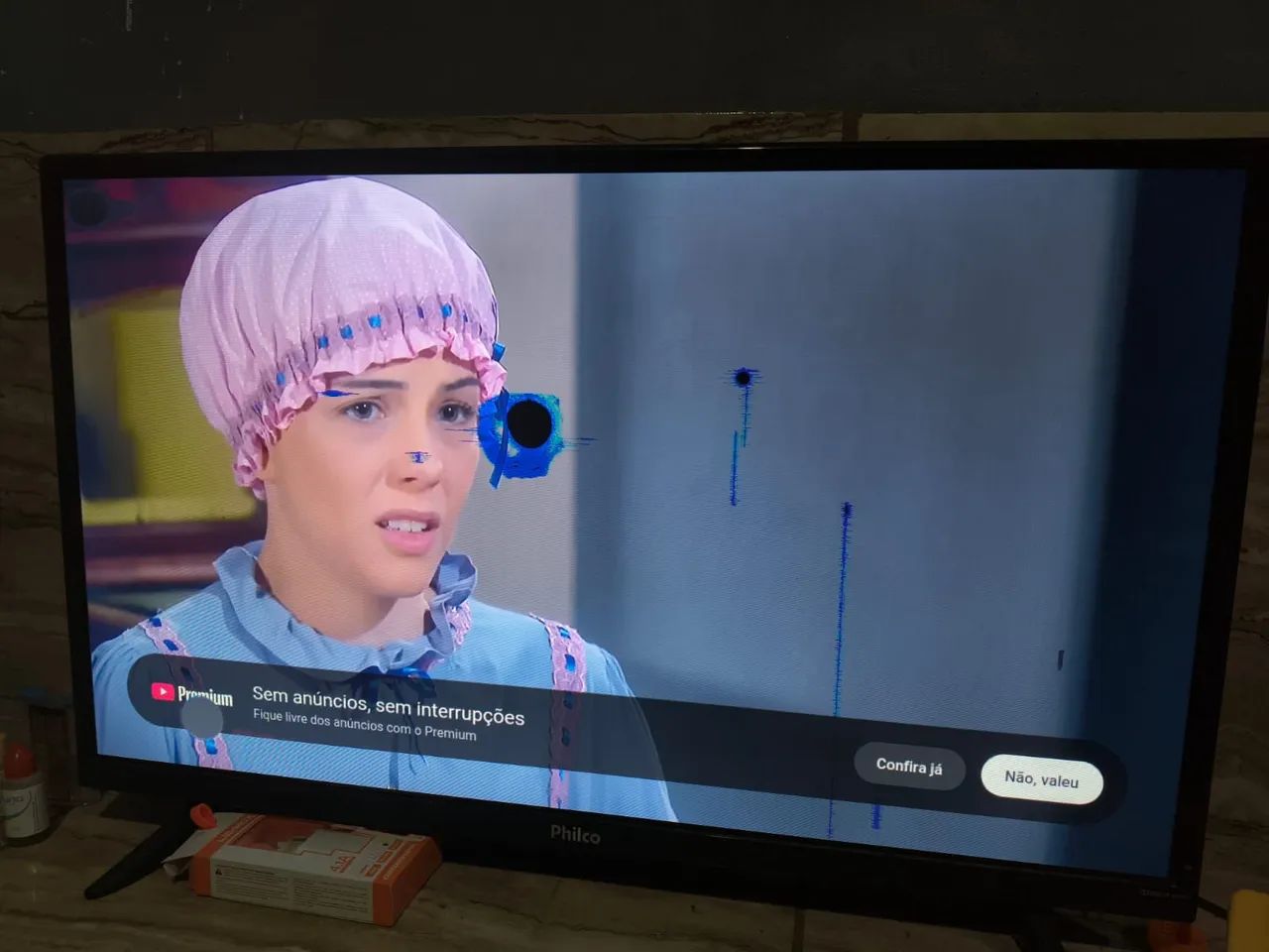 TV smartv 32 polegadas com  mancha mais não interfere em nada  - Foto 4