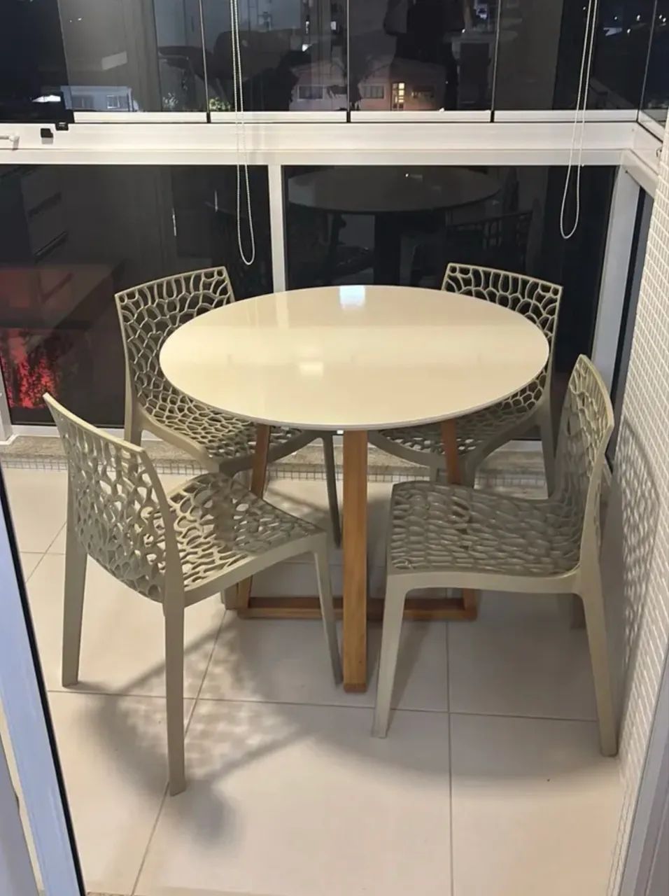 Mesa de jantar Nova a pronta entrega 