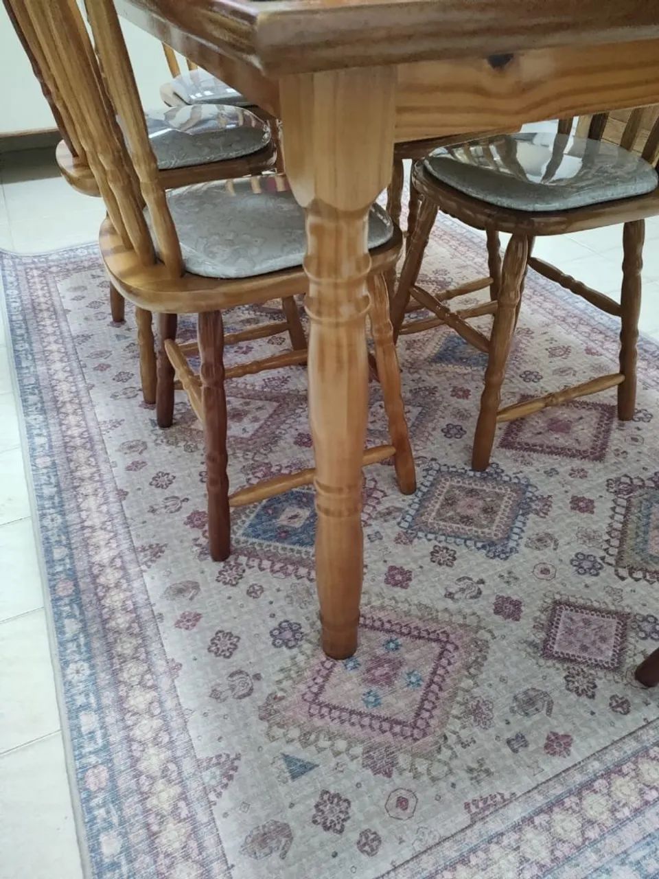 Jogo de mesa com 6 cadeiras de madeira maciça - Foto 3