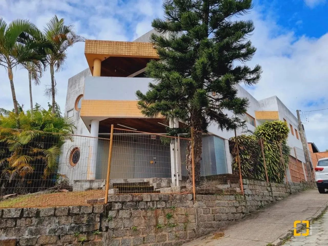 Prédio comercial dois pavimentos com salas e garagem em Capoeiras.