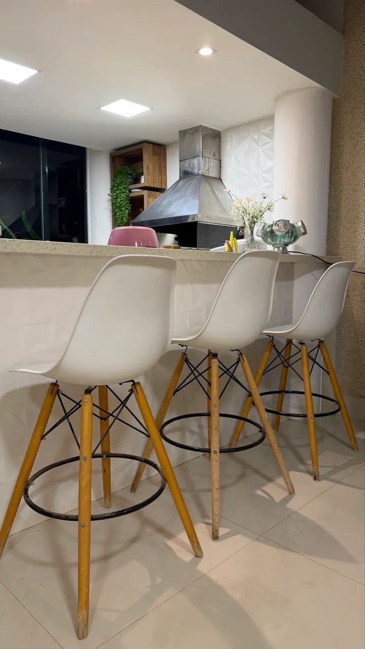 Banquetas modernas em excelente estado