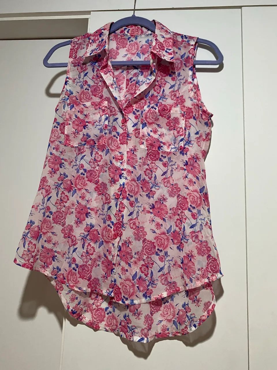 Blusa estampada em tecido leve com transparência 