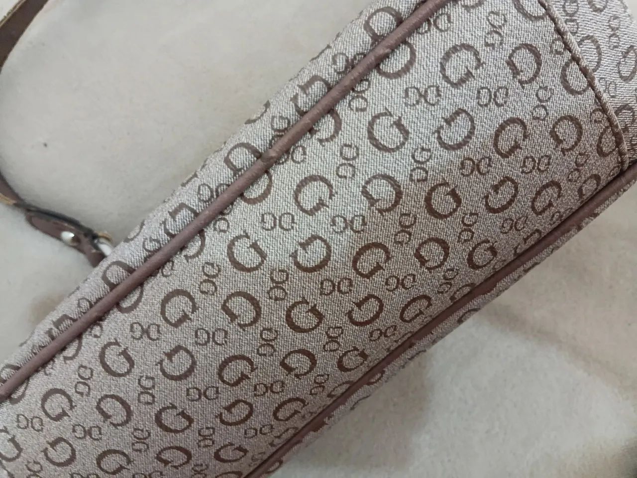 Bolsa Guess modelo Baguete.  - Foto 4