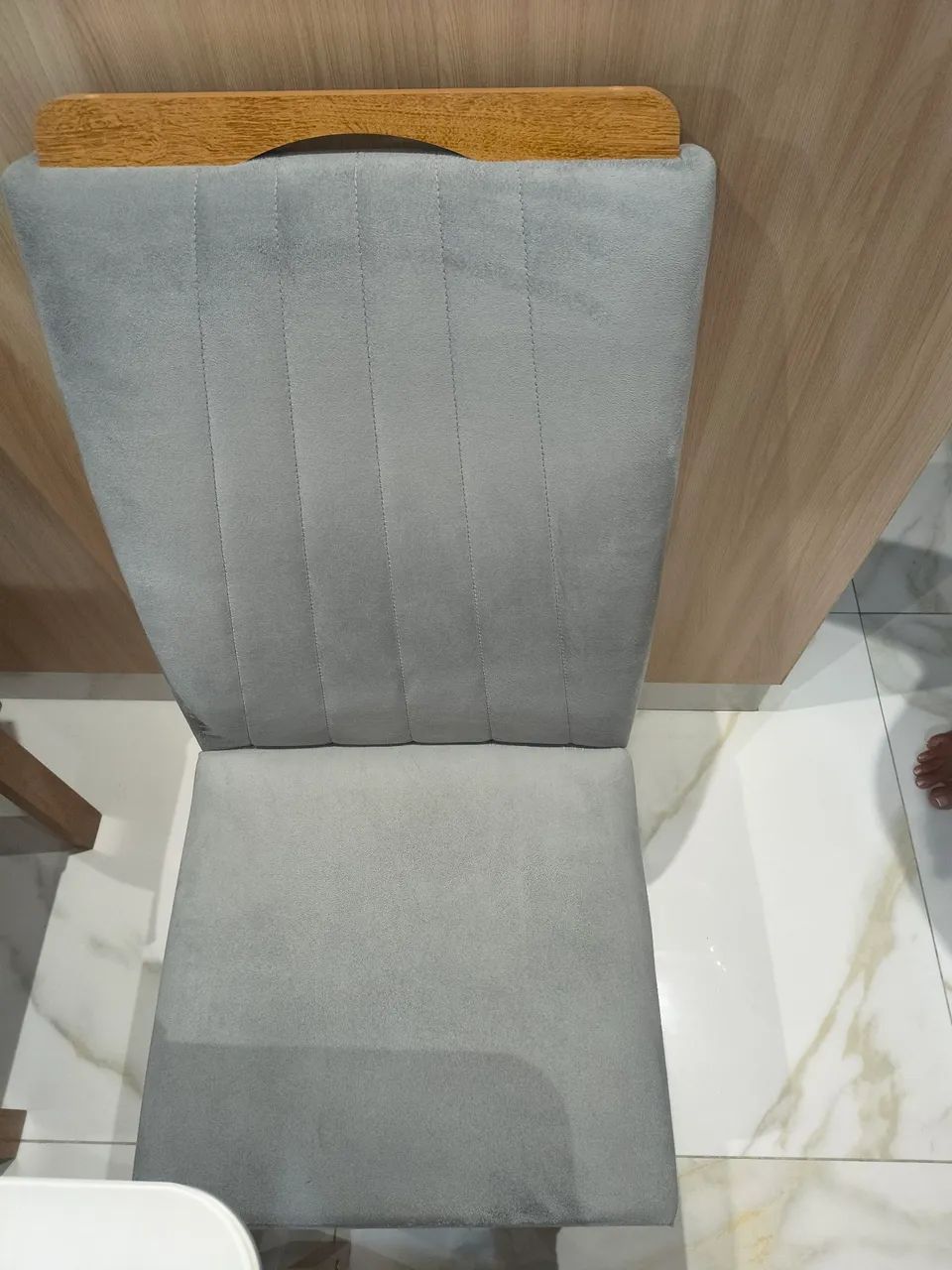 Vendo 4 cadeiras aveludadas seminovas. Cor cinza