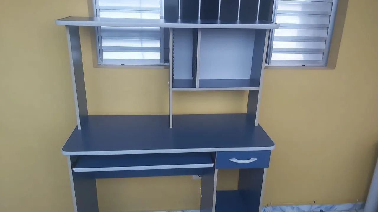 Escrivaninha com cadeira 