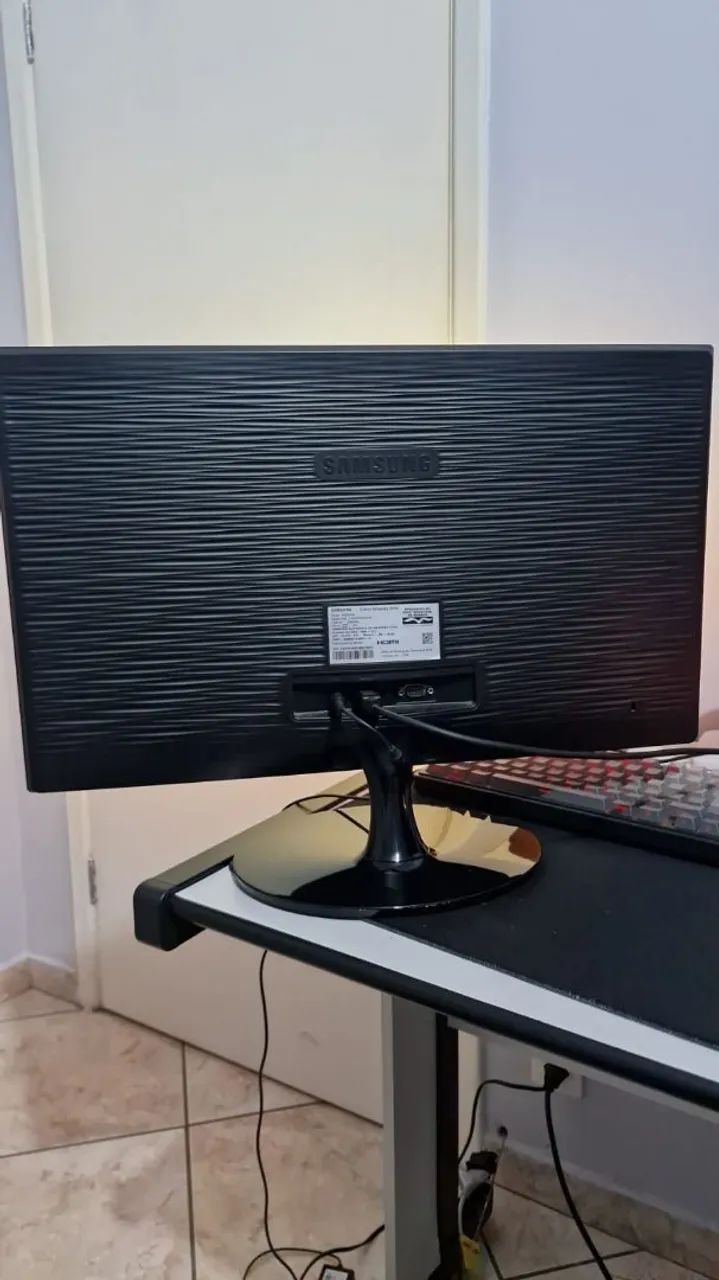 Monitor LED Samsung 24 polegadas S24D332H - Foto 2