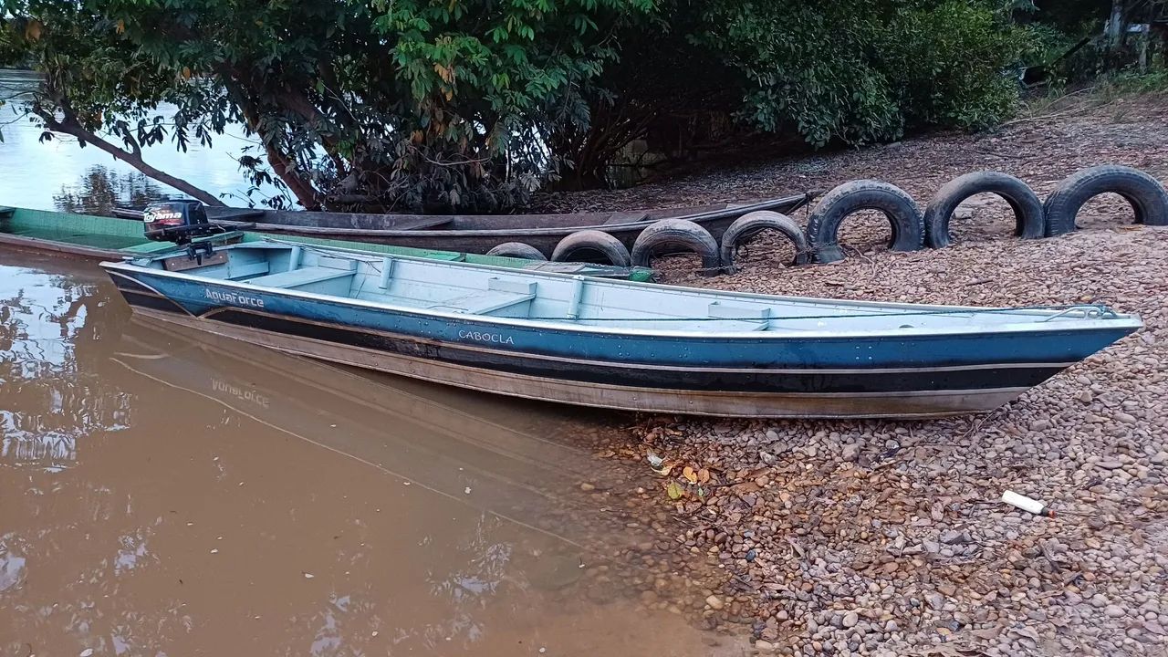 Barco e motor de popa